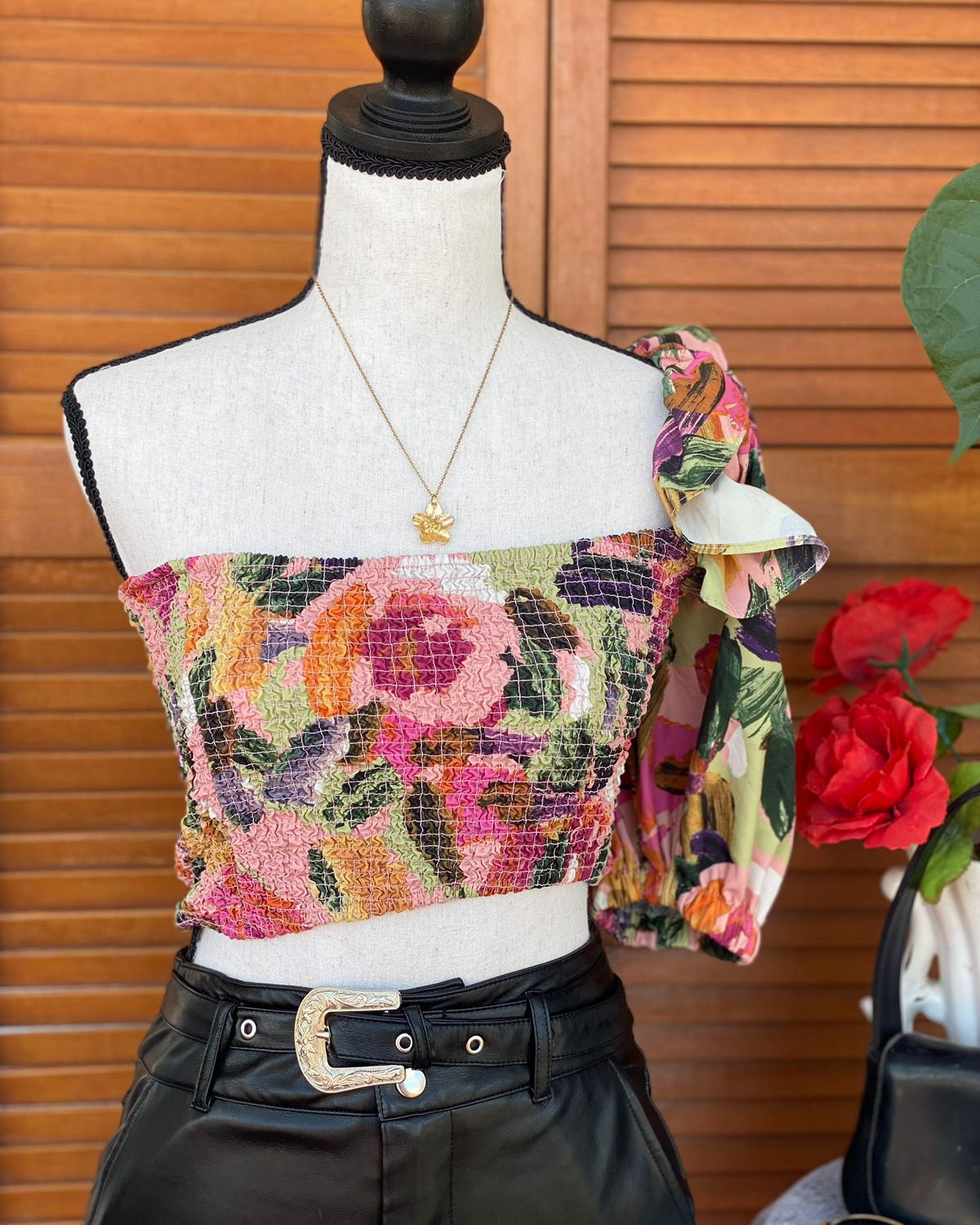 Blusa floral de un hombro