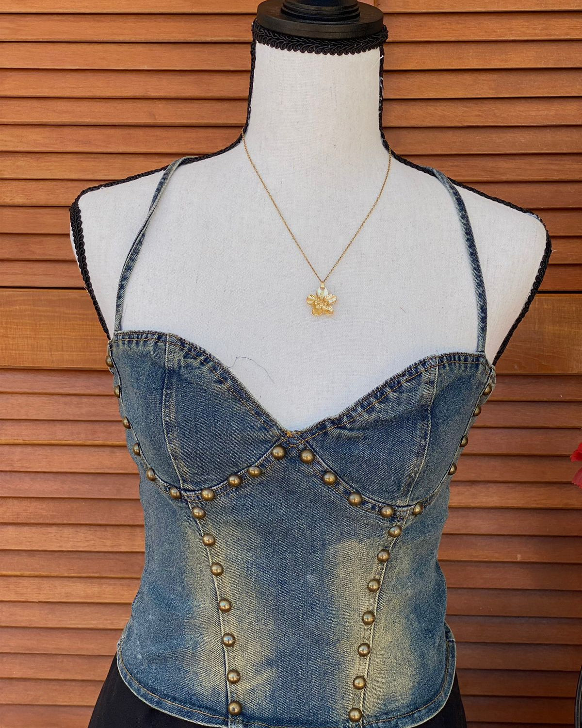 Bustier de mezclilla con remaches