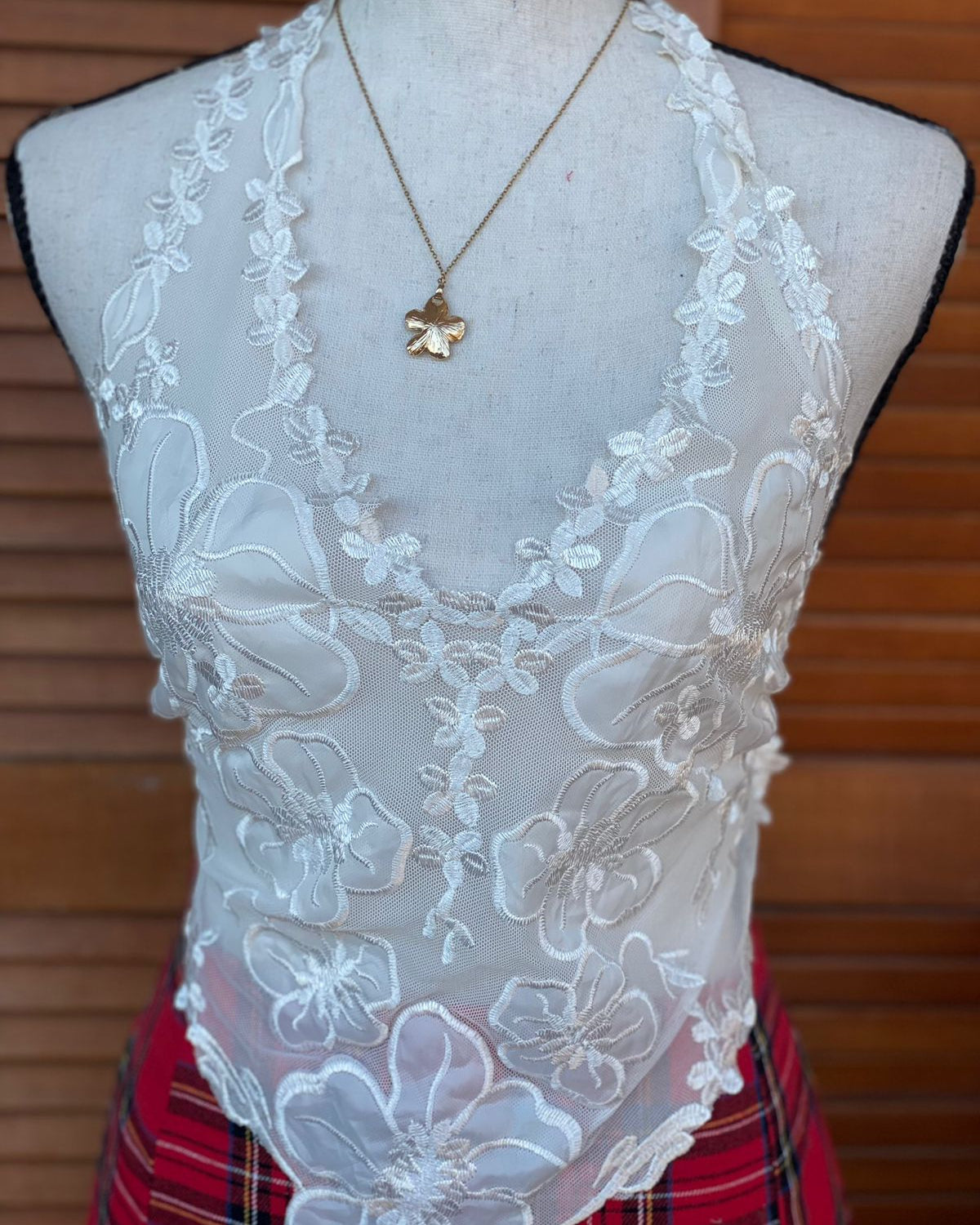 Blusa tipo halter de encaje blanco