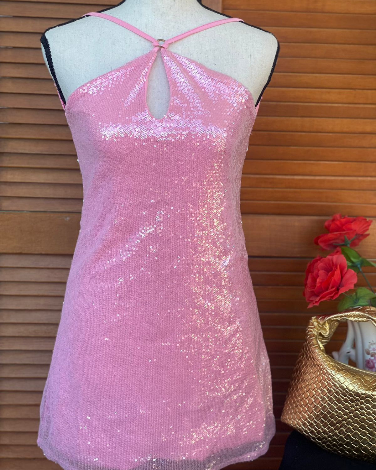 Vestido Corto Rosa con Lentejuelas y Escote Halter