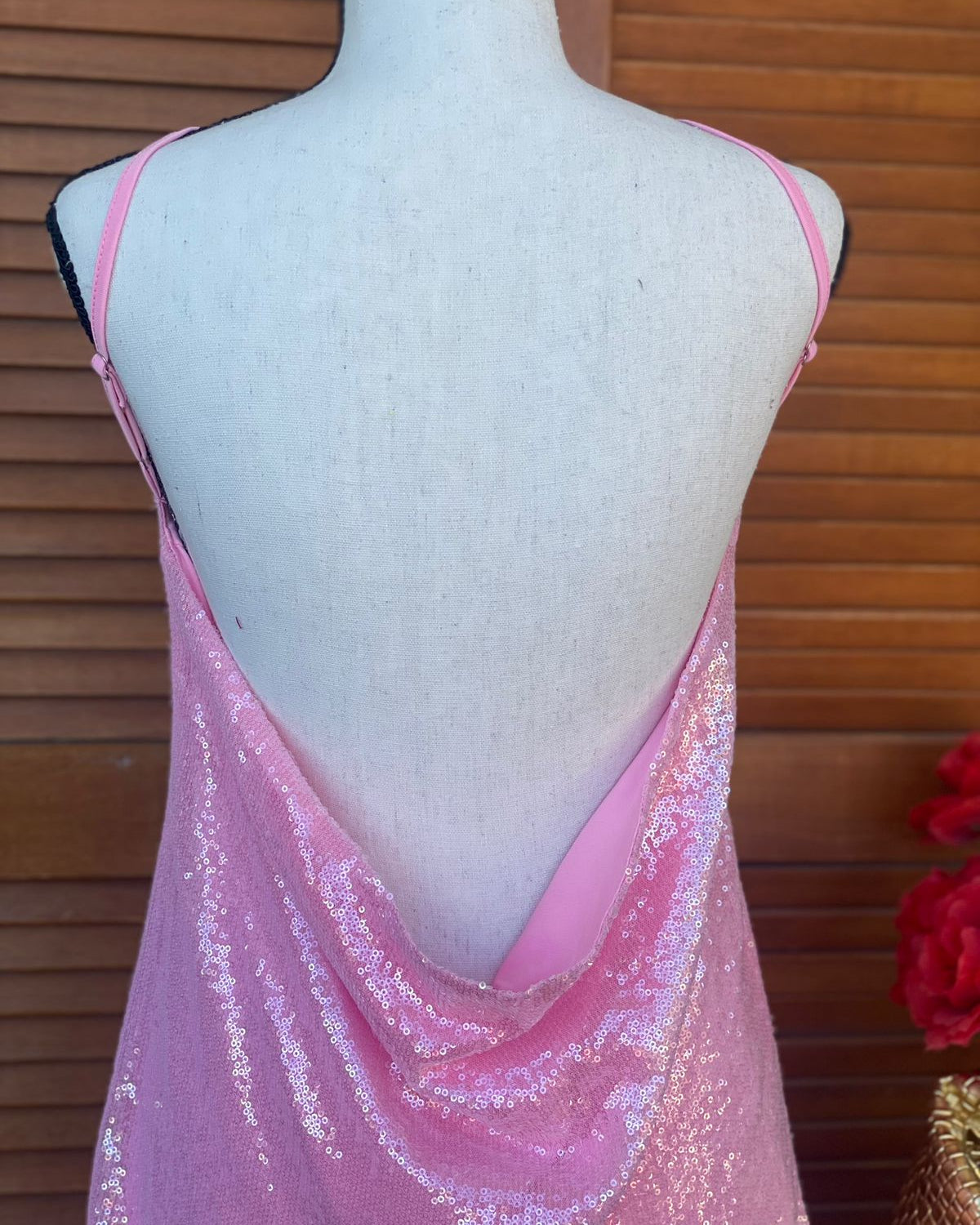Vestido Corto Rosa con Lentejuelas y Escote Halter