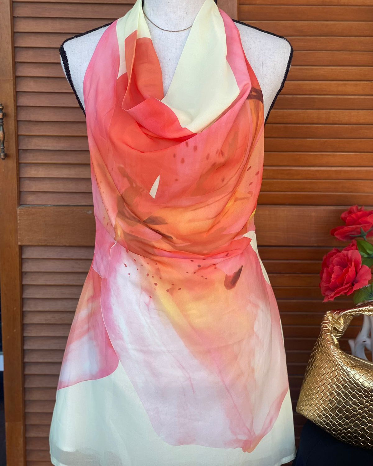 Vestido Corto Halter en Tonos Cálidos