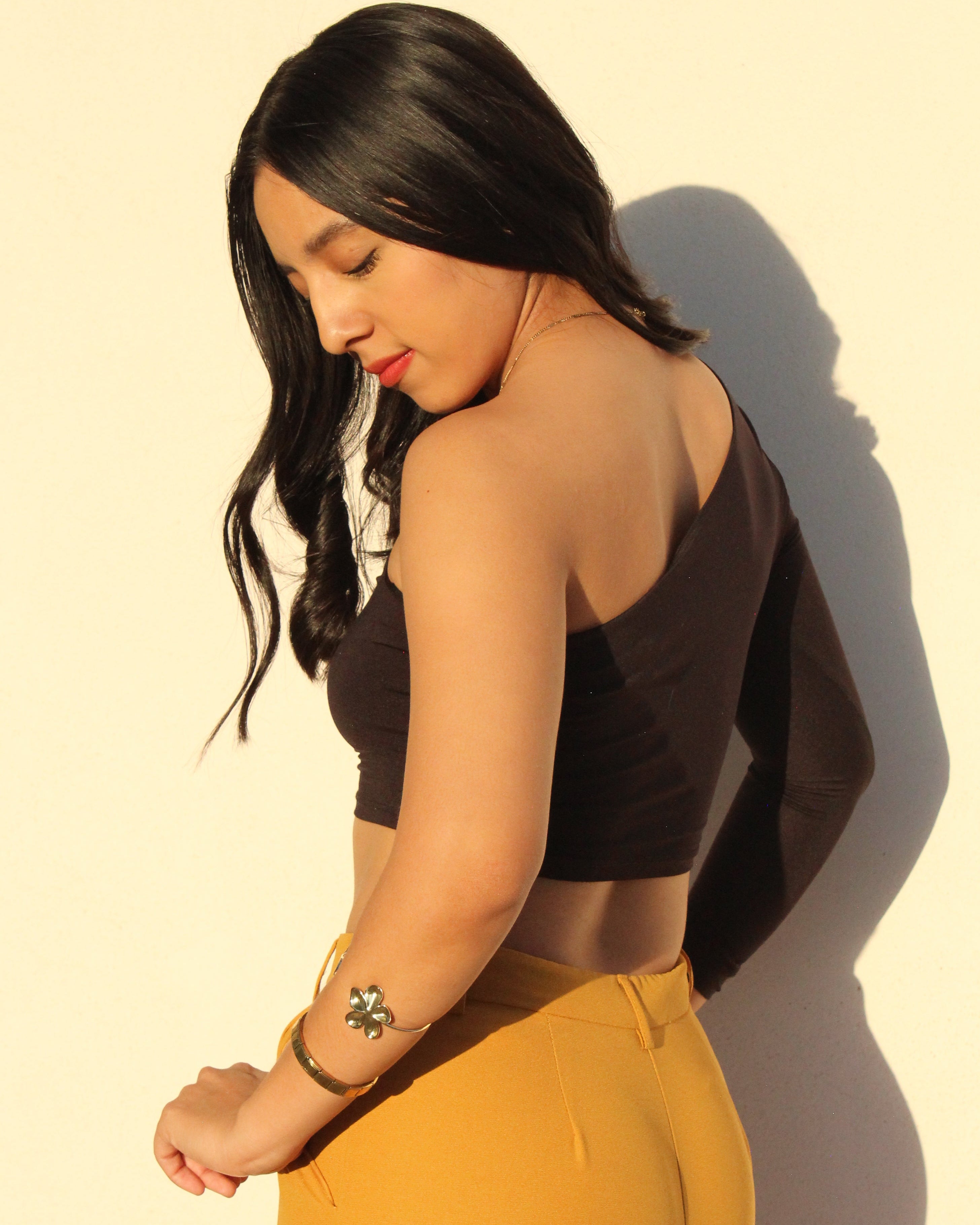 Blusa Crop top negro de un hombro