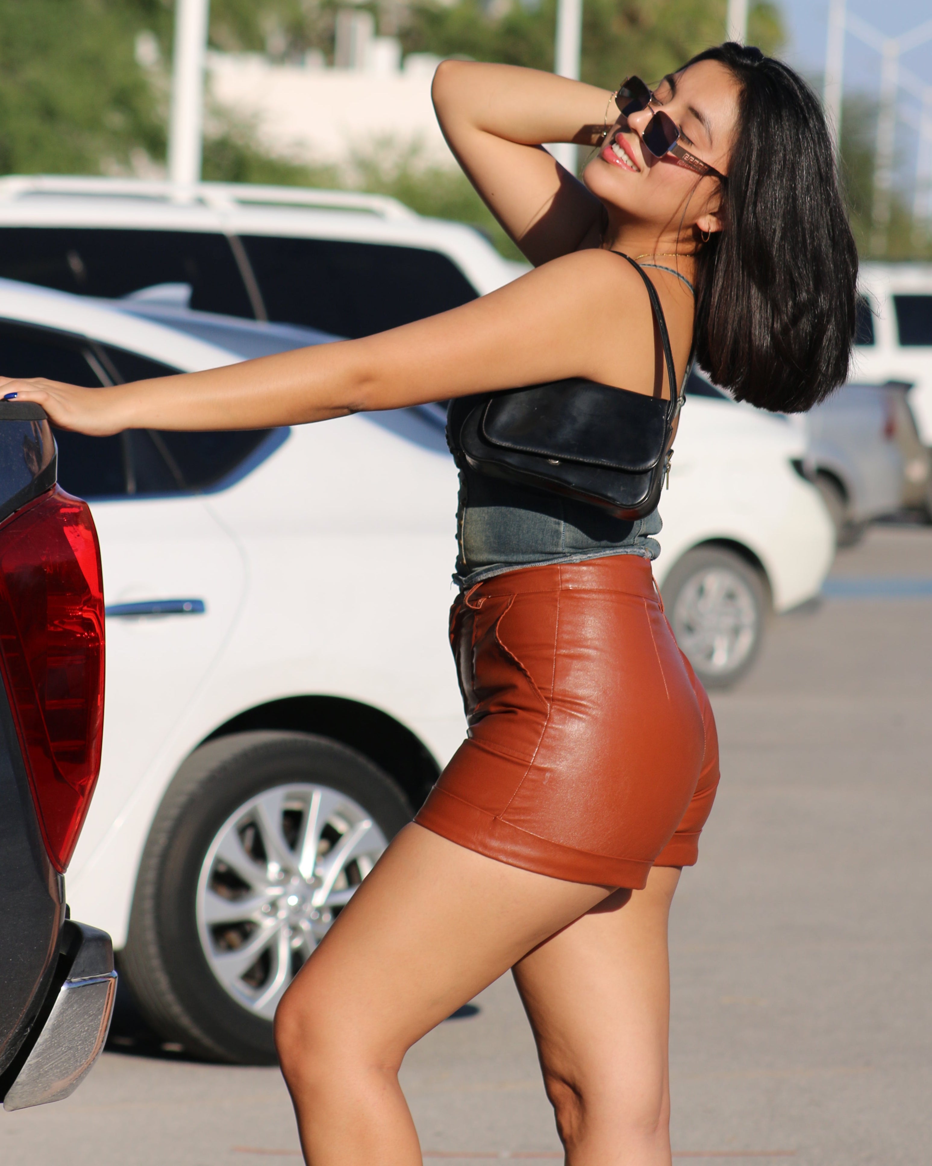 Short largo, vinipiel, con bolsillos, boton, cremallera, espacio para cinto