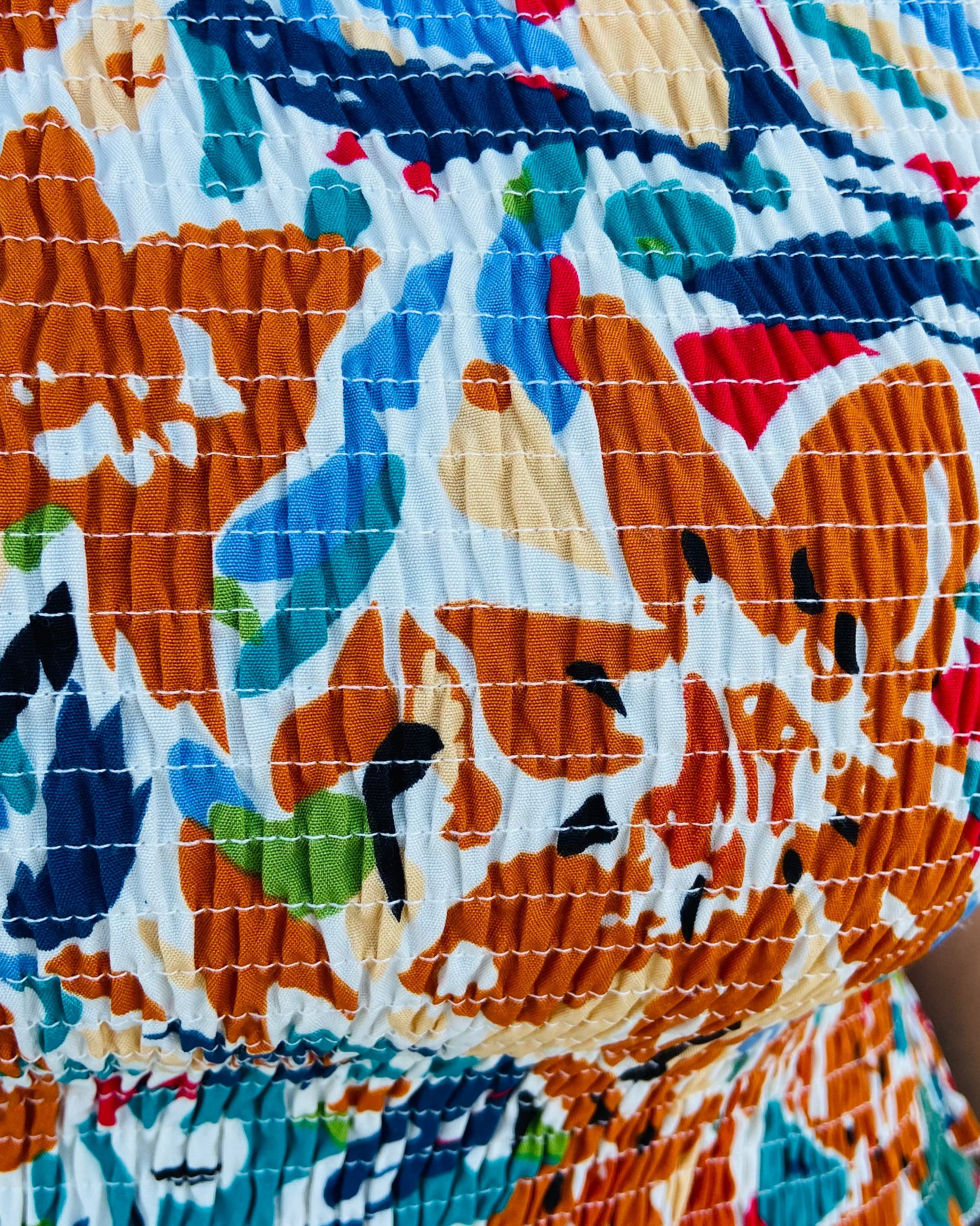 Blusa abstracta de un hombro