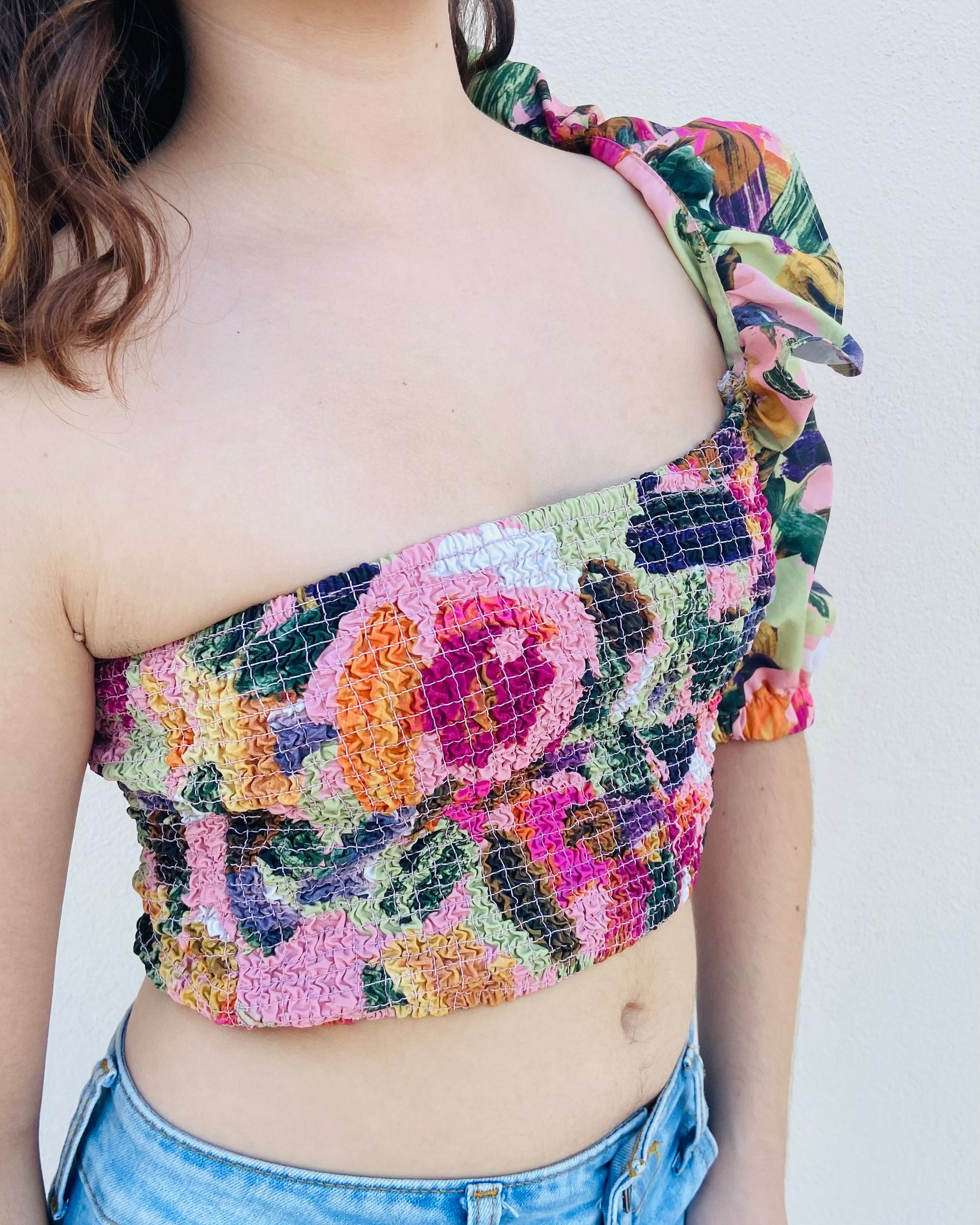 Blusa floral de un hombro