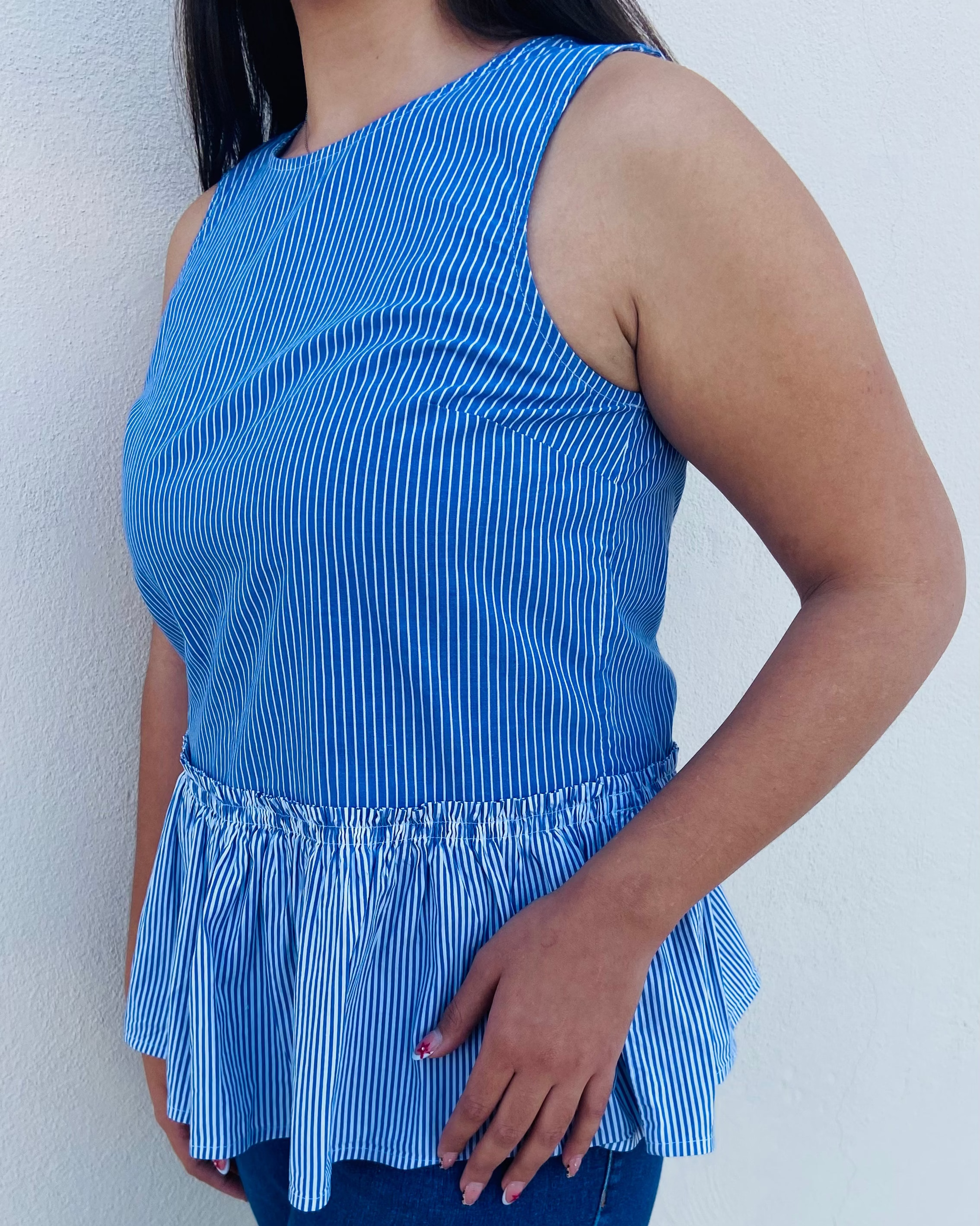 Blusa sin mangas a rayas con volante peplum