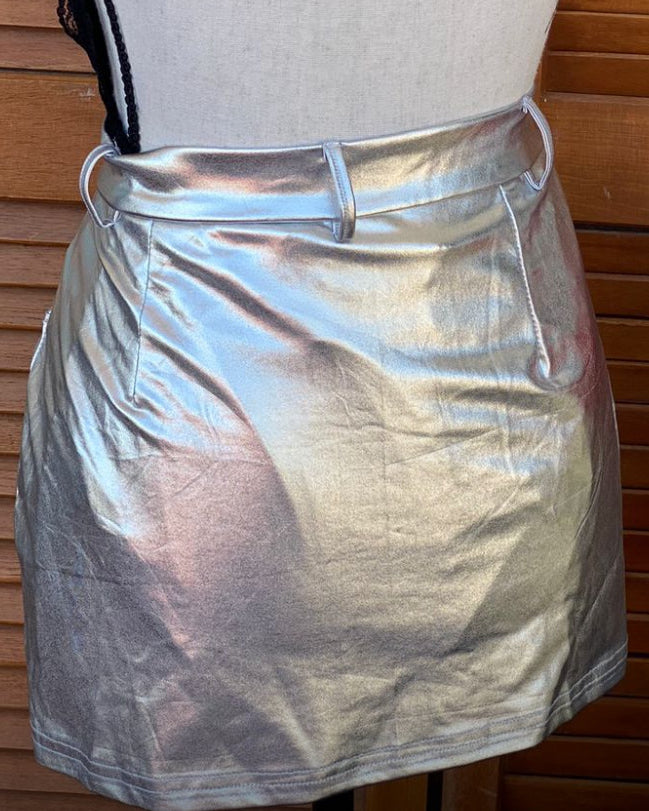 Falda metalica, vinipiel con boton, cremallera y espacio para cinto