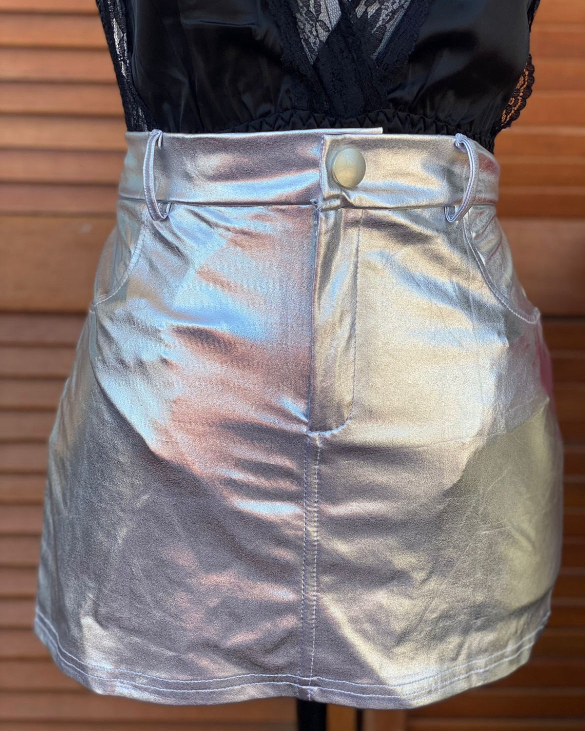 Falda metalica, vinipiel con boton, cremallera y espacio para cinto