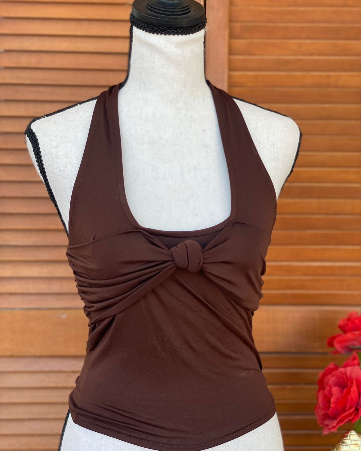 Blusa marrón con nudo central