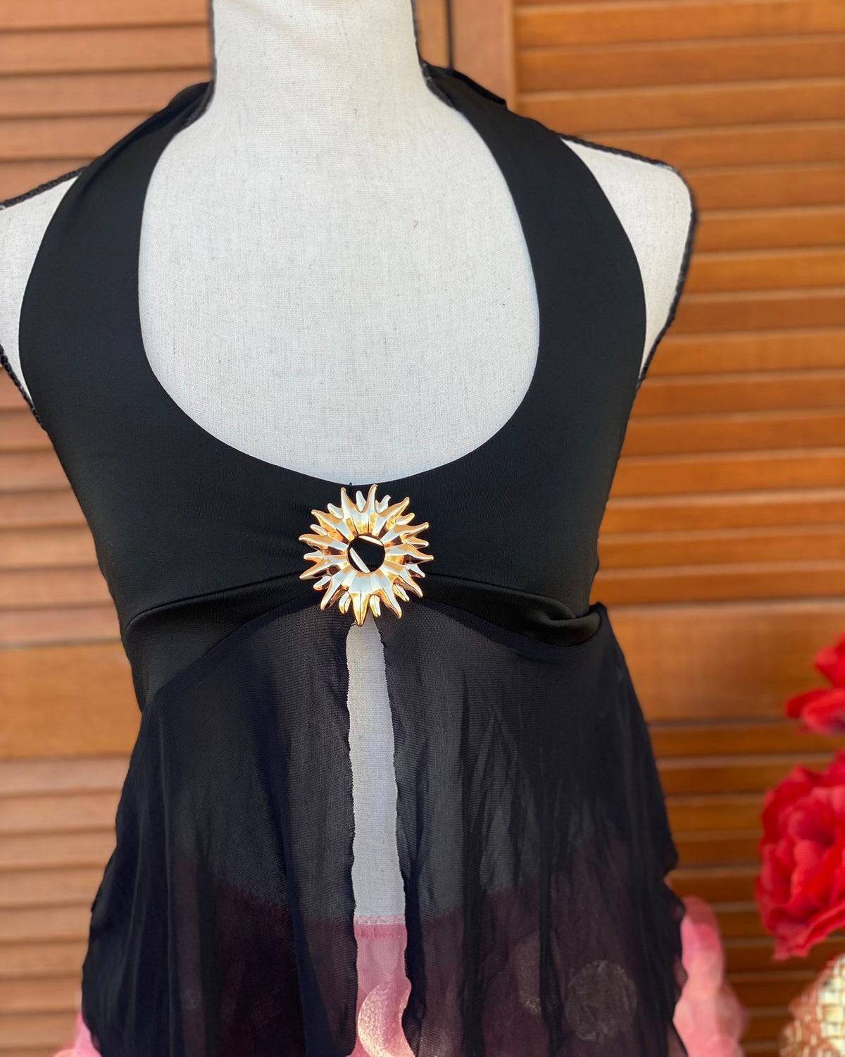 Blusa negra con broche tipo sol