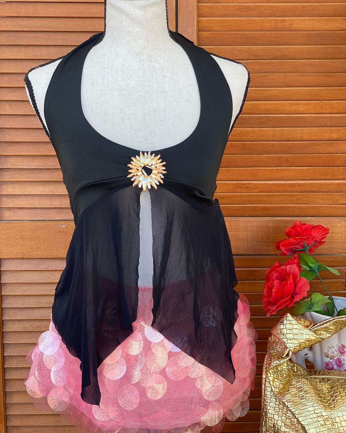 Blusa negra con broche tipo sol