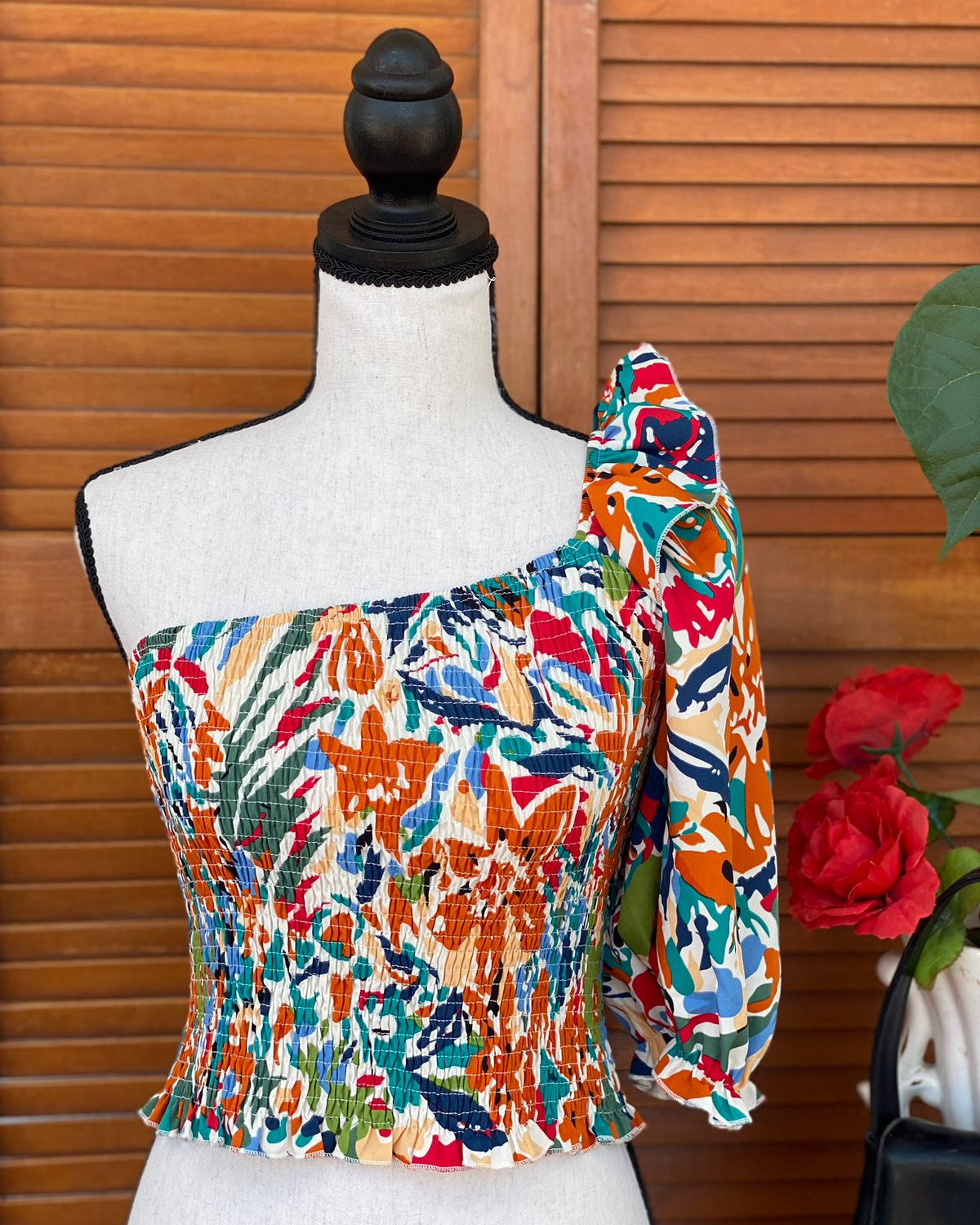 Blusa abstracta de un hombro