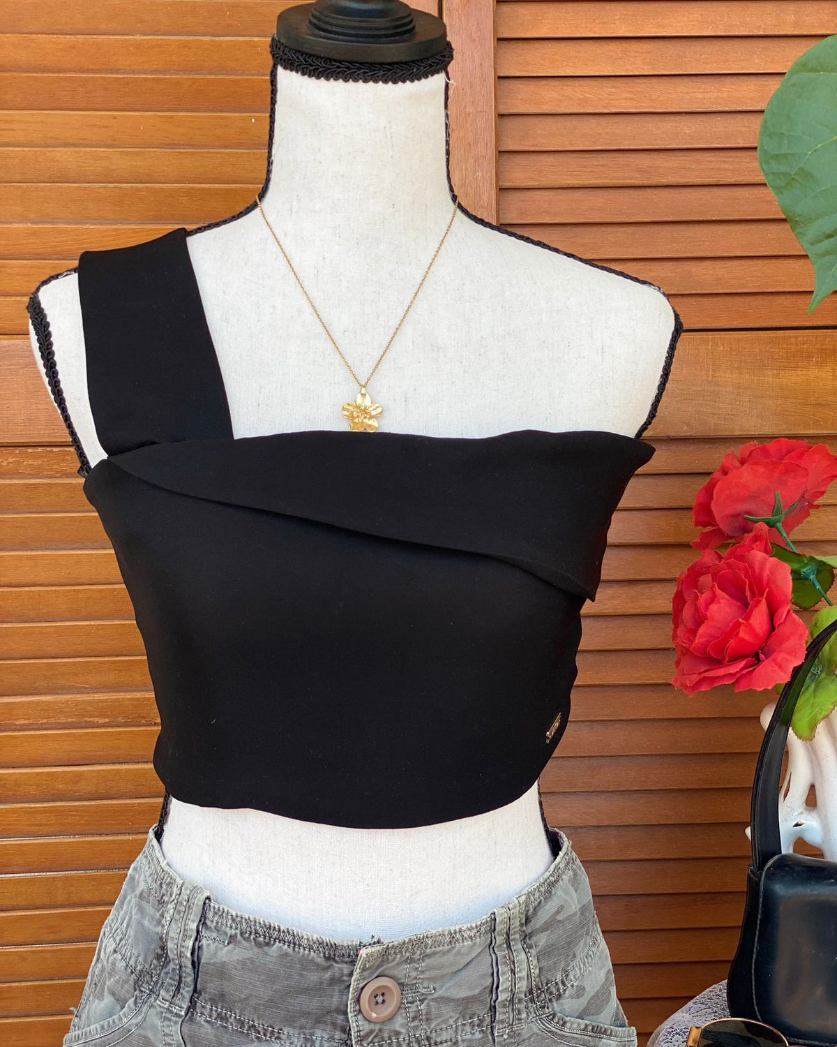 Blusa negra asimétrica